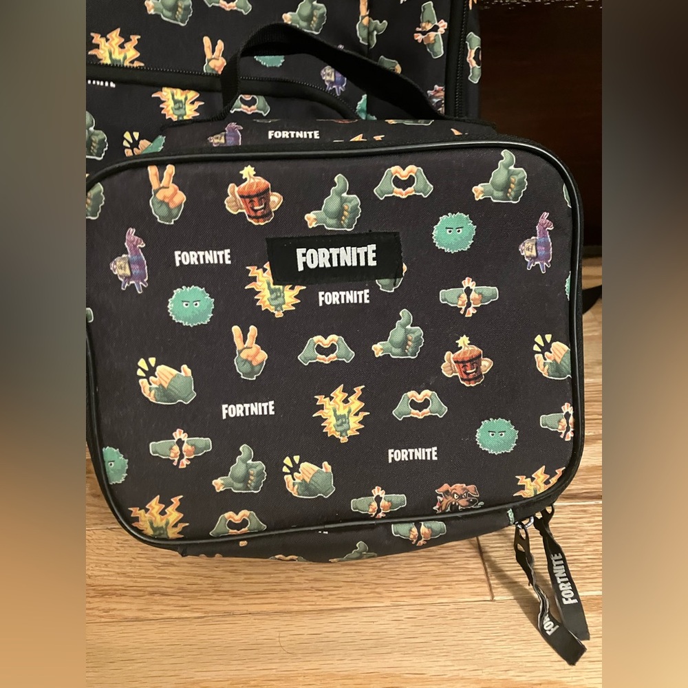 Fortnite back pack and matching lunch bag - Picture 2 of 9